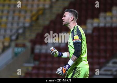 Richard ODonnell 1 di Bradford City reagisce a Rhys Bennett N. 32 di Carlisle United Goal Foto Stock