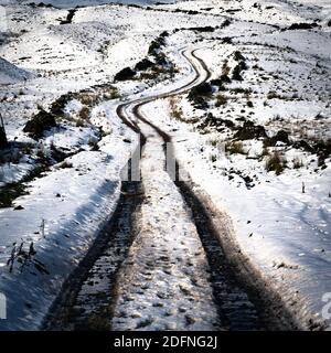 Snowy Farm Track a Langstrothdale, Yorkshire Dales Foto Stock