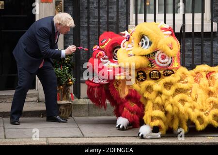 XXFile foto del 24/01/20 del primo Ministro Boris Johnson che ha dato il benvenuto ai membri della comunità cinese al 10 Downing Street, Londra, in occasione del Capodanno cinese. Il 13 dicembre 2020 ricorre il primo anniversario della vittoria elettorale generale del sig. Johnson. Foto Stock