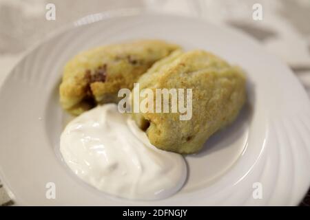 Frittelle di patate farcite con carne sul piatto Foto Stock