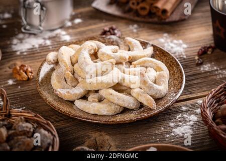 Biscotti natalizi a forma di mezzaluna con noci e zucchero a velo Foto Stock