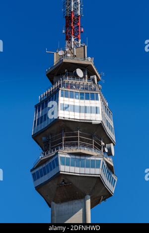 Belgrado / Serbia - 31 marzo 2019: La Torre Avala, torre di telecomunicazioni alta 204 metri nella montagna Avala di Belgrado, Serbia Foto Stock