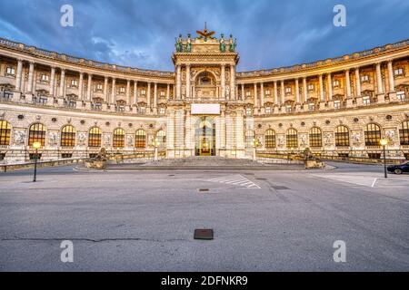 Parte dell'Hofburg e dell'Heldenplatz a Vienna crepuscolo Foto Stock
