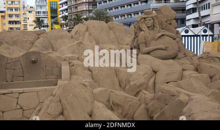 Las Palmas de Gran Canaria, Spagna - Decemeber 05: I visitatori ammirano Belen de Arena, Presepi fatti di sabbia, sulla spiaggia di Las Canteras, 0 dicembre Foto Stock