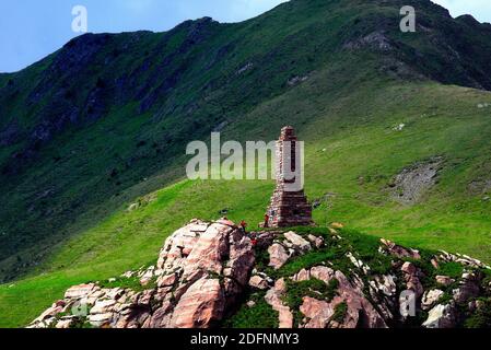 Carnic Apls, passo Volaia. Durante la prima guerra mondiale fu teatro di sanguinose battaglie da parte degli eserciti italiani e austro-ungarici. Lago Volaia. Il monumento in memoria dei soldati austriaci caduti. Foto Stock