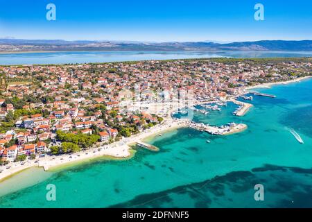 Città di Pakostane sulla costa adriatica in Croazia e lago di Vransko sullo sfondo, vista aerea Foto Stock