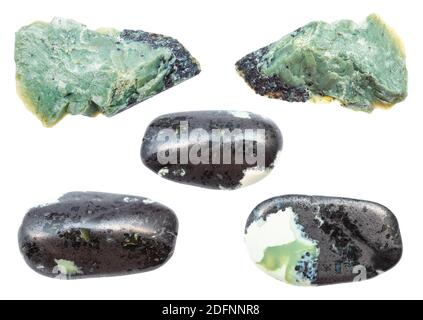 Collezione di pietre di Teisky Jade (Hantigyrite, serpentina khakassia) da minerali naturali di magnetite Serpentina Hematite isolati su sfondo bianco Foto Stock