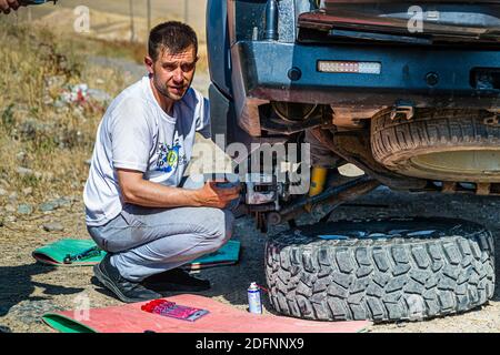 La Land Rover deve essere riparata mentre si trova su Silk Road Foto Stock
