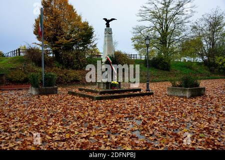 PRIMA GUERRA MONDIALE. Cadoneghe, Veneto, Italia. Monumento ai soldati italiani caduti durante la prima guerra mondiale, costruito durante il periodo fascista. Foto Stock