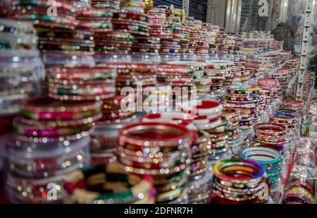 Bei Bangles colorati al mercato principale di Katra di Jammu Foto Stock