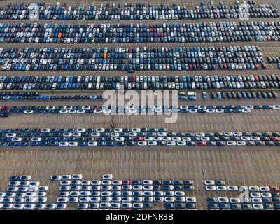 Vista dall'alto di molte auto parcheggiate in attesa di trasporto aereo vista drone allineata strutturata Foto Stock