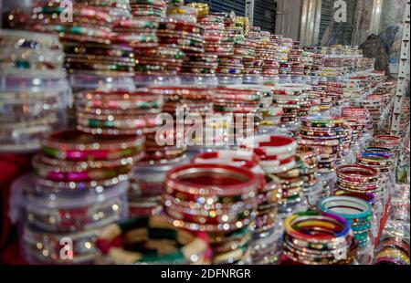 Bei Bangles colorati al mercato principale di Katra di Jammu Foto Stock