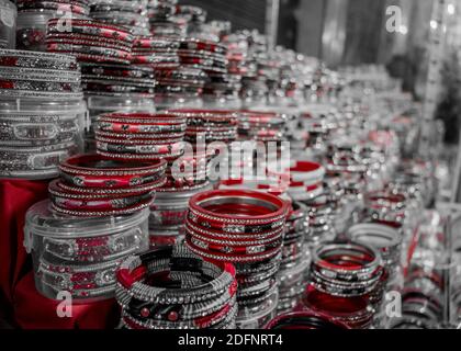 Bei Bangles colorati al mercato principale di Katra di Jammu Foto Stock