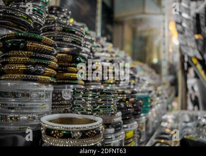 Bei Bangles colorati al mercato principale di Katra di Jammu Foto Stock