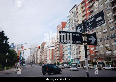 Mar del Plata, provincia di Buenos Aires, Argentina - Luglio, 2020: Vista del paesaggio urbano con l'alto edificio residenziale del centro su un incrocio di strade Foto Stock