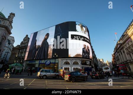 LONDRA, Regno Unito - 25 MARZO 2019: Parte del Piccadilly Circus durante la serata mostrando grandi quantità di persone all'esterno Foto Stock