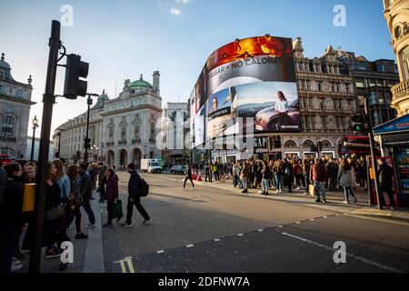 LONDRA, Regno Unito - 25 MARZO 2019: Parte del Piccadilly Circus durante la serata mostrando grandi quantità di persone all'esterno Foto Stock