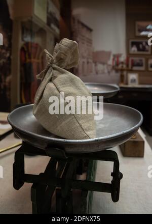 Scale vecchio stile con borsa in museo. Foto Stock