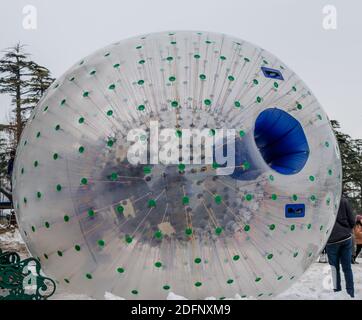 I bambini si divertono molto nella palla Zorbing Al parco VIP di patnitop Foto Stock