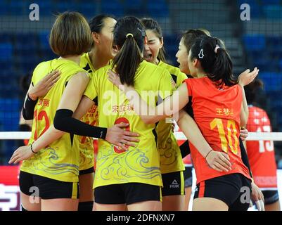 (201206) -- JIANGMEN, 6 dicembre 2020 (Xinhua) -- i giocatori della squadra di Shandong celebrano il punteggio durante la partita del gruppo D tra la squadra di Shandong e la squadra di Pechino alla terza fase della stagione 2020-2021 Super League di pallavolo femminile cinese a Jiangmen, provincia del Guangdong della Cina meridionale, 6 dicembre 2020. (Xinhua/Liu Dawei) Foto Stock