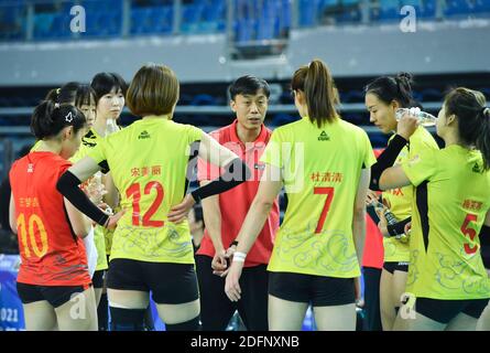 (201206) -- JIANGMEN, 6 dicembre 2020 (Xinhua) -- Li Yanlong (4th R), capo allenatore della squadra di Shandong, dà istruzioni durante la partita del Gruppo D tra la squadra di Shandong e la squadra di Pechino alla terza fase della stagione 2020-2021 Super League di Pallavolo delle Donne Cinesi a Jiangmen, provincia del Guangdong della Cina meridionale, 6 dicembre 2020. (Xinhua/Liu Dawei) Foto Stock