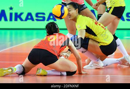 (201206) -- JIANGMEN, 6 dicembre 2020 (Xinhua) -- Yang Hanyu (R) e Wang Mengjie della squadra di Shandong salvano la palla durante la partita del Gruppo D tra la squadra di Shandong e la squadra di Pechino nella terza fase della stagione 2020-2021 Super League di Pallavolo delle Donne cinesi a Jiangmen, provincia del Guangdong della Cina meridionale, 6 dicembre 2020. (Xinhua/Liu Dawei) Foto Stock