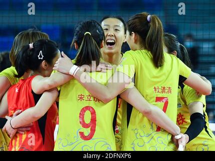 (201206) -- JIANGMEN, 6 dicembre 2020 (Xinhua) -- i giocatori della squadra di Shandong celebrano il punteggio durante la partita del gruppo D tra la squadra di Shandong e la squadra di Pechino alla terza fase della stagione 2020-2021 Super League di pallavolo femminile cinese a Jiangmen, provincia del Guangdong della Cina meridionale, 6 dicembre 2020. (Xinhua/Liu Dawei) Foto Stock