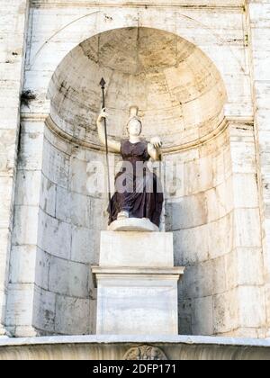 Statua della dea Roma (Dea Roma) in piazza Campidoglio - Roma, Italia Foto Stock