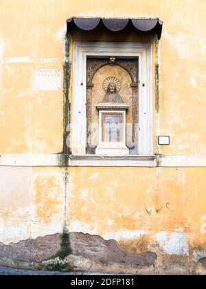 Santissimo Salvatore aedicula in Via della Tribuna di Campitelli - Roma, Italia Foto Stock