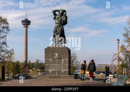 Kuru Shipwreck Memorial. Tour panoramico della Torre Näsinneula e del parco divertimenti Särkänniemi sullo sfondo. Tampere, Finlandia. Foto Stock