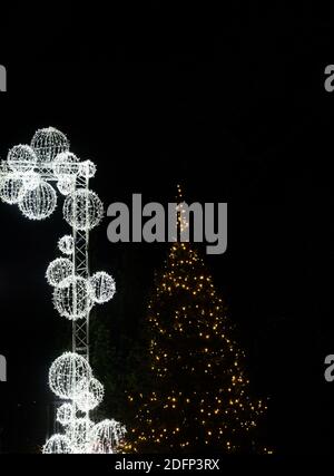 Globi d'ingresso illuminati e albero di Natale sul sentiero delle luci di Natale di Blenheim. Foto Stock