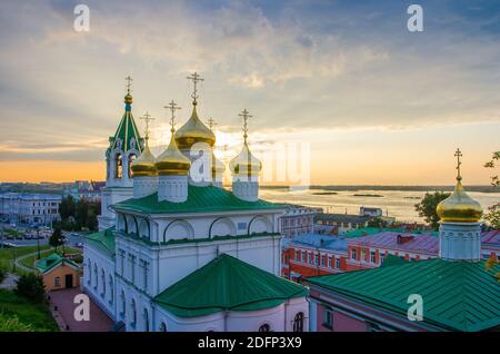 Cupole dorate della Chiesa della Natività di Giovanni Il Battista a Nizhny Novgorod Foto Stock