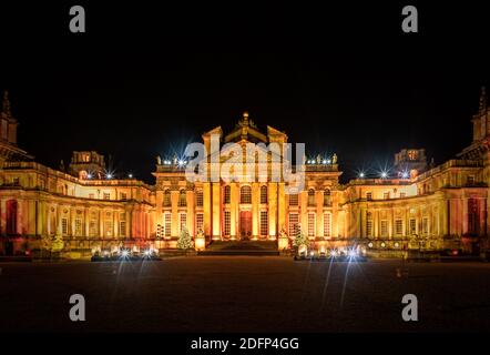 Blenheim Palace illuminato per Natale come parte del percorso delle luci di Natale di Blenheim. Foto Stock