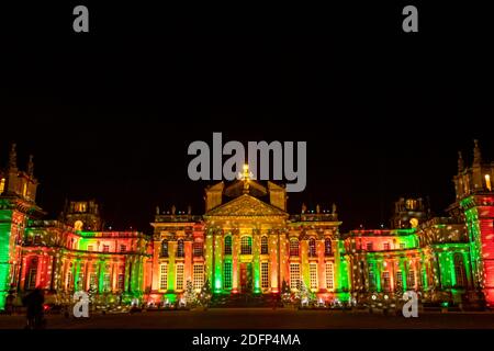Blenheim Palace illuminato per Natale come parte del percorso delle luci di Natale di Blenheim. Foto Stock