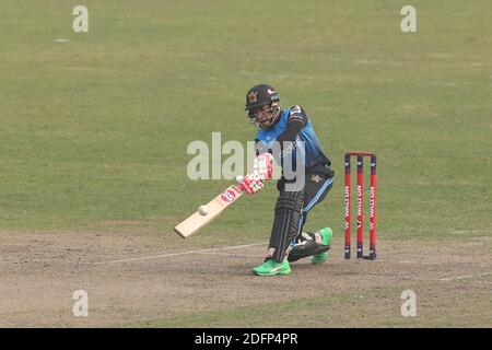 Mushfiqur Rahim, giocatore di cricket Beximco Dhaka in azione durante la Bangabandhu T20 Cup 2020 tra Beximco Dhaka e Gazi Group Chattogram allo stadio nazionale di cricket Sher e Bangla.Beximco Dhaka ha vinto con 7 corse. Foto Stock