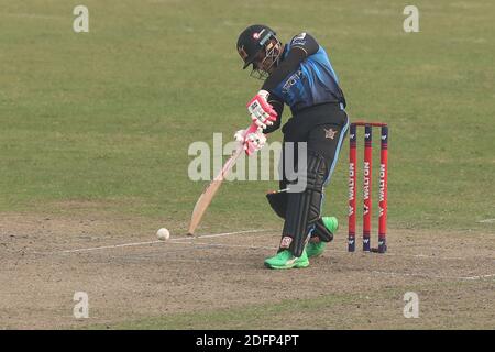 Mushfiqur Rahim, giocatore di cricket Beximco Dhaka in azione durante la Bangabandhu T20 Cup 2020 tra Beximco Dhaka e Gazi Group Chattogram allo stadio nazionale di cricket Sher e Bangla.Beximco Dhaka ha vinto con 7 corse. Foto Stock