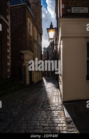 Lovat Lane, una strada acciottolata vuota nella città di Londra Foto Stock