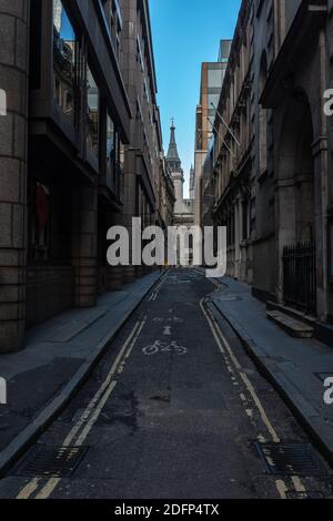 Una strada vuota nella Città di Londra Foto Stock