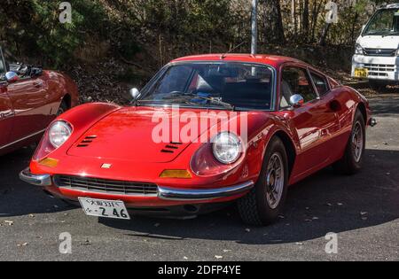 Una Ferrari Dino 246 GT rossa degli anni '70, piccola auto sportiva parcheggiata al sole a Kyoto, in Giappone Foto Stock