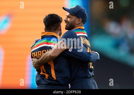 Sydney, Australia. 06 dicembre 2020. Shikhar Dhawan dell'India festeggia con Shreyas Iyer dell'India durante la seconda partita della Dettol ODI T20I Series tra Australia e India al Sydney Cricket Ground, Sydney, Australia, il 6 dicembre 2020. Foto di Peter Dovgan. Solo per uso editoriale, è richiesta una licenza per uso commerciale. Nessun utilizzo nelle scommesse, nei giochi o nelle pubblicazioni di un singolo club/campionato/giocatore. Credit: UK Sports Pics Ltd/Alamy Live News Foto Stock