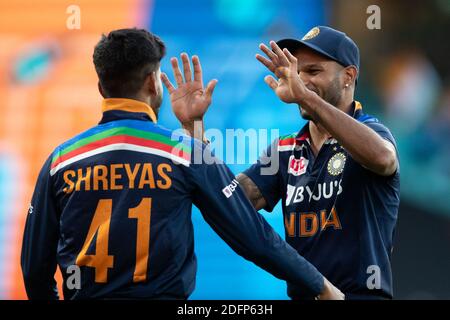 Sydney, Australia. 06 dicembre 2020. Shikhar Dhawan dell'India festeggia con Shreyas Iyer dell'India durante la seconda partita della Dettol ODI T20I Series tra Australia e India al Sydney Cricket Ground, Sydney, Australia, il 6 dicembre 2020. Foto di Peter Dovgan. Solo per uso editoriale, è richiesta una licenza per uso commerciale. Nessun utilizzo nelle scommesse, nei giochi o nelle pubblicazioni di un singolo club/campionato/giocatore. Credit: UK Sports Pics Ltd/Alamy Live News Foto Stock