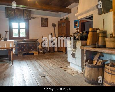 Zyndranowa, Polonia - 13 agosto 2017: Sala tipica con cucina a carbone in una casa di legno nel Museo della Cultura Lemko Foto Stock