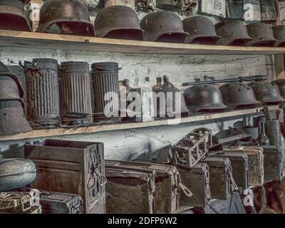 Zyndranowa, Polonia - 13 agosto 2017: Collezione di caschi, navi e altri accessori di guerra in metallo antico al museo della cultura Lemko. Foto d'epoca. Foto Stock