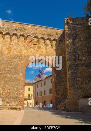 San Quirico D'Orcia,Italia-3 settembre 2020.porta Nuova, una delle porte dello storico borgo medievale di San Quirico D'Orcia, provincia di Siena, Toscana Foto Stock