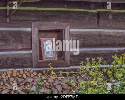 Zyndranowa, Polonia - 13 agosto 2017: Piccola cappella sul muro di una casa di legno di Lemko a Zyndanowa Foto Stock