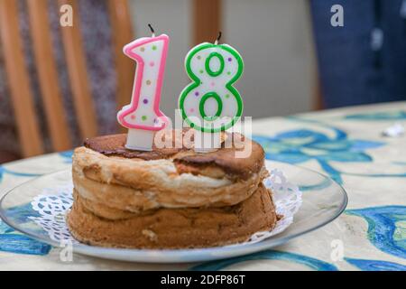 Torta di festa con golden candele - Numero 86 Foto stock - Alamy