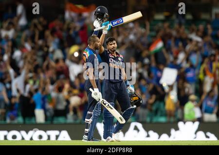 Sydney, Australia. 06 dicembre 2020. Hardik Pandya e Shreyas Iyer of India festeggiano la vittoria durante la seconda partita della Dettol ODI Serie T20I tra Australia e India al Sydney Cricket Ground, Sydney, Australia, il 6 dicembre 2020. Foto di Peter Dovgan. Solo per uso editoriale, è richiesta una licenza per uso commerciale. Nessun utilizzo nelle scommesse, nei giochi o nelle pubblicazioni di un singolo club/campionato/giocatore. Credit: UK Sports Pics Ltd/Alamy Live News Foto Stock