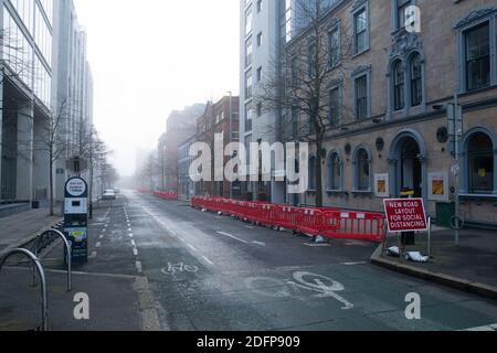 Belfast, Regno Unito. 6 Dicembre 2020. La nebbia scende sul Belfast City Centre Credit: Bonzo/Alamy Live News Foto Stock