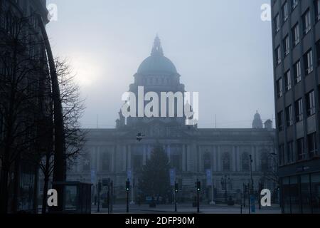 Belfast, Regno Unito. 6 Dicembre 2020. La nebbia scende sul Belfast City Centre Credit: Bonzo/Alamy Live News Foto Stock