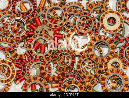 Gruppi bobina da motori in dischi rigidi e unità ottiche. Le bobine sono in una pila da riciclare. Sono avvolti con filo di rame. Foto Stock